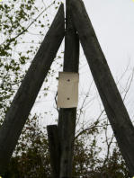 Das Schild ist mittlerweile verblaßt und das Holz etwas marode. 50 Jahre bei Wind und Wetter, kaum noch beachtet.