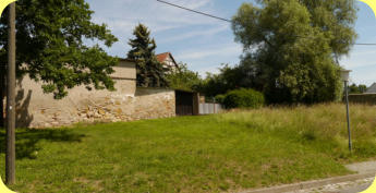 die Außenmauer von dem "Stall" bei Gropes; Aufnahme Juni 2017