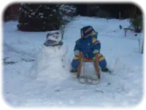Auch im Januar 2009 gab es Schnee um einen Schneeman zu bauen. Auf dem Schlitten Felix.
