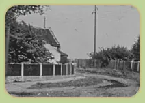Links hinten im Bild ist das Anwesen der Familie Wilhelm Schulze zu sehen. Damals wie huete ist ein kleiner Garten vor dem Haus. Hier noch mit Lattenzaun.  