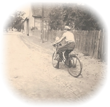 Eine Runde durchs Dorf? Klein Udo wird von seinem Bruder Georg im Fahrradkörbchen umhergekutscht. Foto um 1956.