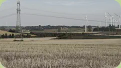 Über den Bahndamm zwischen Hochspannung und Windkraft liegt Klein Rodensleben.  Foto: 2017