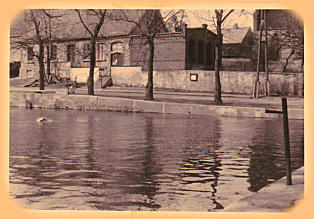 Das Hemsdorfer Schulgebäude um 1970, zu dieser Zeit war rechts in den Anbau der Dorfkonsum untergebracht. im Haus wohnte Familie Anna Thormeyer 