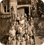 Schülerfoto auf der Treppe zum Schuleingang der Hemsdorfer einklassigen Volksschule, um 1950 (?), Foto B. Pitschmann