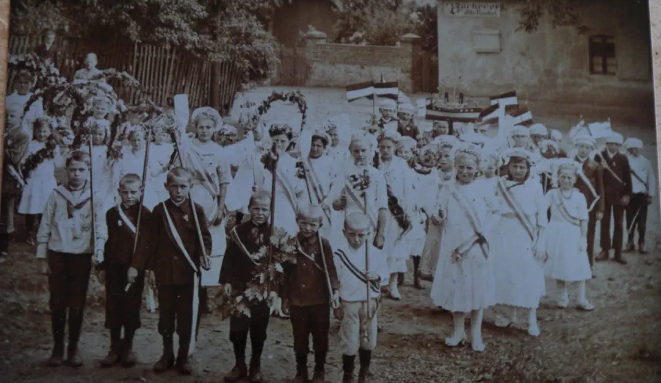Kinder-Umzug zum Schützenfest in Hemsdorf, im Jahre 1912 oder 1913, auf dem Rüsterberg fotografiert