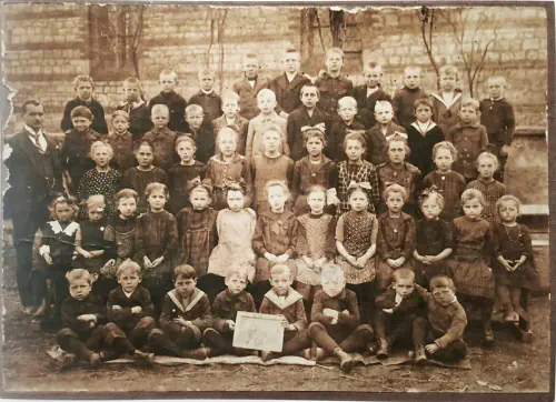 Volksschule Hemsdorf im Jahre 1922, mi Lehrer Simon