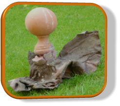 Die Dachfirstkugel hat den Sturz aus der Höhe überlebt