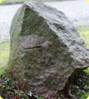 Findling in Hemsdorf, hier mit den Spuren vom abtrennen der Reackeschen Grabsteins
