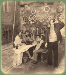 von links vorn in Uhrzeigerrichtung: Christina Thormeyer, Gerald Goedicke, Lutz Olaf Schwarzkopf, Birgit Hosenthien, Jürgen von Pressenthien, Heinz von Pressenthien, Bernd Hosenthien, Siegfried Assel. Aufnahme um 1970.