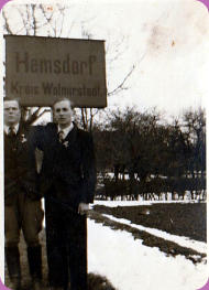 Foto von 1942, als Hemsdorf noch zum Kreis Wolmirstedt gehörte. Rechts, Albert Pitschmann. der Vater von Burkhard Pi tschmann. Links, Hermann Schwitzer. Nach der Musterung für den 2. Weltktkrieg.