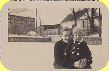 Ca. 1946, Lotte Braumann mit Sohn Heini, auf dem Hemsdorfer Teich , Foto: Monika Braumann