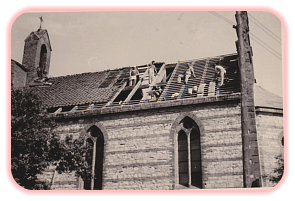 Fleißige Helfer beim Dachdecken der Hemsdorfer Kirche (1987 ?)