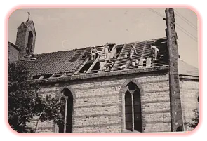 Fleißige Helfer beim Dachdecken der Hemsdorfer Kirche (1987 ?)