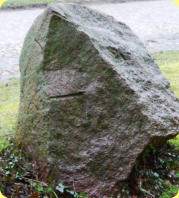 Findling in Hemsdorf, hier mit den Spuren vom abtrennen der Reackeschen Grabsteins