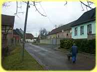 Auf der Seite 2 von DuD sieht man noch das große Dach was den Durchgang überspannte.