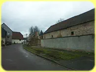 Abgestützt sind die dicken Mauern, die einst das mächtige Dach trugen, dass bis zur Scheune hinüberreichte.