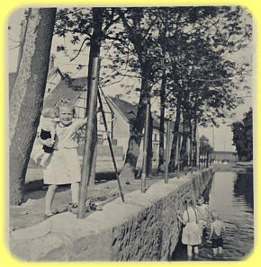 Foto v.1942: an der beschriebene Quelle am Teich. Hier spielen Hildegard Wilke (Werner) - oben mit Puppe, unten mit Zöpfen- Elke oder Uta Raecke (?) und zwei Jungen (N:N) Foto: Fam.Wilke