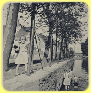 Foto v.1942: an der beschriebene Quelle am Teich. Hier spielen Hildegard Wilke (Werner) - oben mit Puppe, unten mit Zöpfen- Elke oder Uta Raecke (?) und zwei Jungen (N:N) Foto: Fam.Wilke