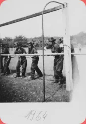 Feuerwehrwettkämpfe 1964 in Druxberge (?),Die Kameraden an der Knotenstrecke - Stiche und Bunde -. v.r.n.l.: Richard Müller, Dieter Meier 