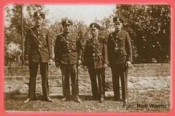 Hemsdorfer Feuerwehrmänner um 1935. Vlnr: Ernst Meyer, Hermann Schlüter, Otto Memel, Otto Ruloff. Aufnahme: links am Dorfeingang am Horbachschen Garten.