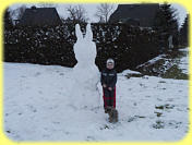 März 2013, an der Hemsdorfer Chaussee,Opa Udo hat mit Felix einen "Schneehasen" gebaut.