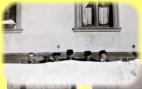Die Gäster der Gastwirtschaft verstecken sich hinter den Schneebergen. Winter 1941/42