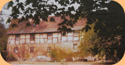  Das "Lange Haus", schon weit vor 1770 erbaut, diente den ersten Siedlern als Unterkunft. Der hier sichtbare linke Teil mit den drei Fenstern oben und unten existierte damals noch nicht. Aufnahme R.W. um1980