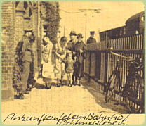 Ankunft auf dem Bahnhof Ochtmersleben. Aufnahme wahrscheinlich nach 1935. Der Zug kam aus Richtung Magdeburg. Foto: von Rudolf Werner
