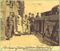 Ankunft auf dem Bahnhof Ochtmersleben. Aufnahme wahrscheinlich nach 1935. Der Zug kam aus Richtung Magdeburg. Foto: von Rudolf Werner