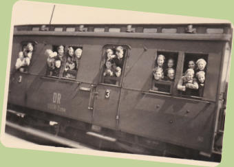 Nordseite des Empfangsgebäude um 1944, links der Fahrrad- und Gepäckschuppen