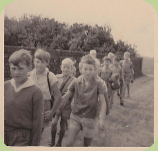 Ferienzeit mit Ferienspiele: Auf zur Badeanstalt nach Eichenbarleben, Aufnahme von 1966