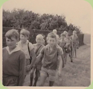 Ferienzeit mit Ferienspiele: Auf zur Badeanstalt nach Eichenbarleben, Aufnahme von 1966