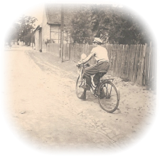 Eine Runde durchs Dorf? Klein Udo wird von seinem Bruder Georg im Fahrradkörbchen umhergekutscht. Foto um 1956.