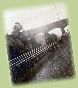 Durchfahrt einer Dampflok unter der Brücke. Wahrscheinlich um 1940