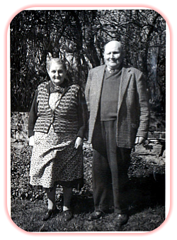 Alma und Gustav Ihle um 1950 (?) wahrscheinlich vor dem Garten der Frau Küssner