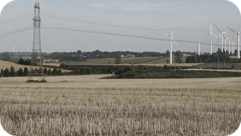 Über den Bahndamm zwischen Hochspannung und Windkraft liegt Klein Rodensleben.  Foto: 2017