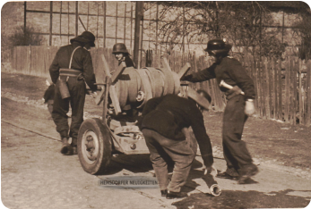 um 1963, unterwegs mit dem Schlauchwagen. Vorn links Horst Nich, daneben Ernst Memel, Lutz Grope am Schlauch, Dieter Meier an der Haspel.  