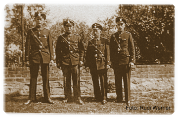 Hemsdorfer Feuerwehrmänner um 1935. Vlnr: Ernst Meyer, Hermann Schlüter, Otto Memel, Otto Ruloff. Aufnahme: links am Dorfeingang am Horbachschen Garten.