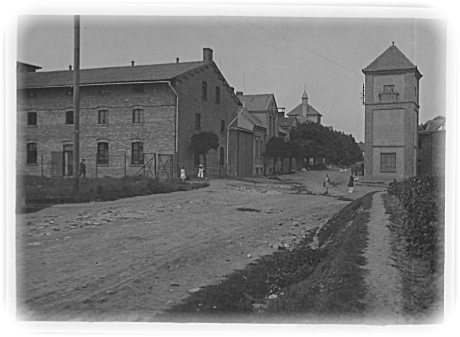 Aus dem Jahr 1925 stammt diese Aufnahme. Der Turm so wie er erbaut wurde. Auch der Speicher links noch im Original. Auch der zweite Turm im Hintergrund links ist gut zu erkennen 