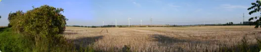 Panoramaaufnahme unweit der ehemaligen Eisenbahnbrücke bei Hemsdorf vom Ochtmerslebener Feldwegaus. Von Süd, rechter Bildrand, bis Nord, linker Bildrand. 