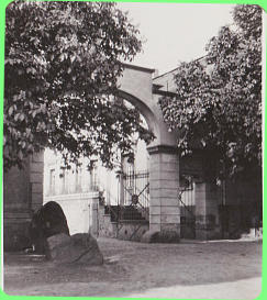 Toreinfahrt auf Raecke`s Hof um 1929. Links neben den Findlingen sieht man die Krone des Lindenbaumes. 1961 hingen dort die Schultüten (Ostertüten) der letzten in Hemsdorf eingeschulten Kinder, zu denen ich auch gehörte, in dem Baum.