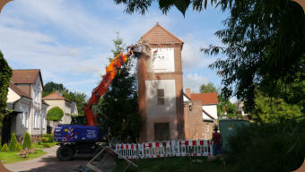 28. Juni 2016, der Abriss ist in Gange, das Dach wird angeknabbert