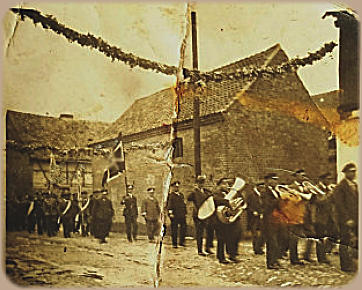 Schützenfest 1939 oder 1940 in Hemsdorf.  Das Foto zeigt den Umzug in Höhe der der heutigen Schrotestraße Nr. 8.