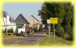 Foto vom 15.09.2020, am Ortseingangsschild von Hemsdorf beginnen die Arbeiten für das Glasfasernetz des Ortes.
