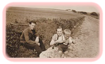 Der französische Kriegsgefangene Robert. Liselotte Braumann mit dem Sohn Heinrich.